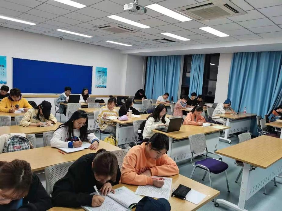 商学院新生晚自习顺利开展